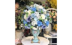 Bình hoa hồng xanh cổ điển trang trí