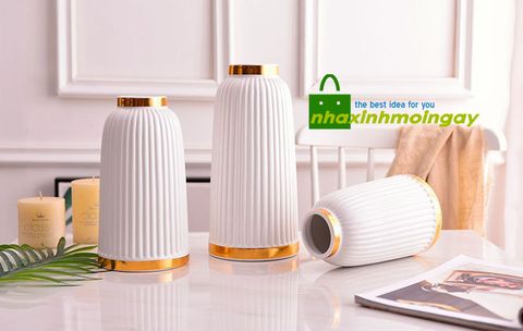Bình sứ cắm hoa sọc trắng viền vàng