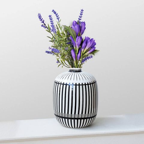 Bình sứ sọc đen trắng hiện đại