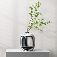 Bình sứ sọc đen trắng hiện đại