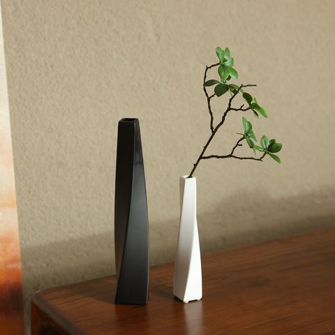 Bình sứ tháp xoắn trang trí