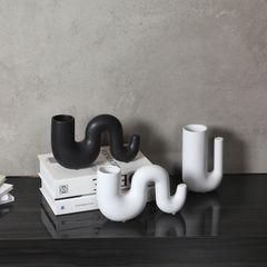 Bình sứ uốn trắng đen nghệ thuật