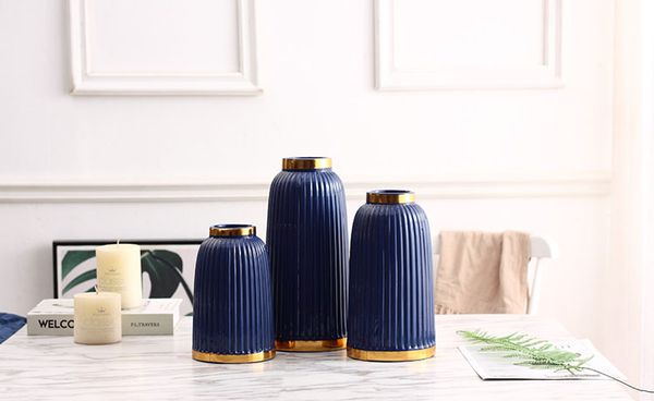 Bình sứ cắm hoa sọc xanh dương viền vàng