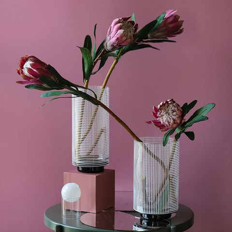 bình thuỷ tinh cắm hoa kẻ sọc