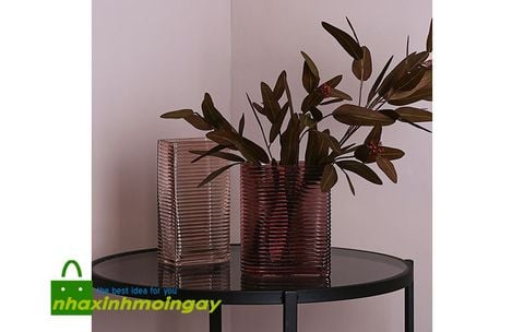 Bình thủy tinh cắm hoa sọc tím