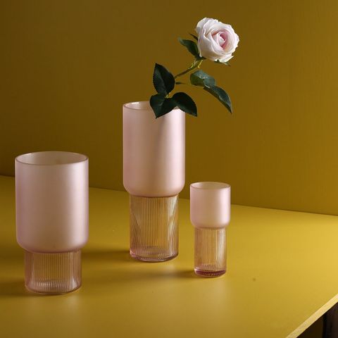 Bình thủy tinh cắm hoa đáy sọc hồng