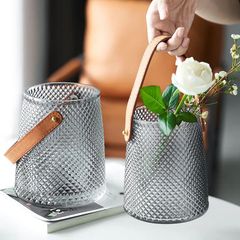 Bình thuỷ tinh cắm hoa quai da