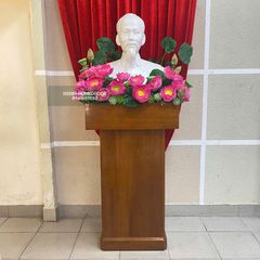 Hoa sen trang trí bục tượng Bác Hồ