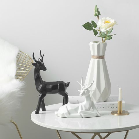 Cặp nai sứ origami đen trắng trang trí phòng khách hiện đại sang trọng