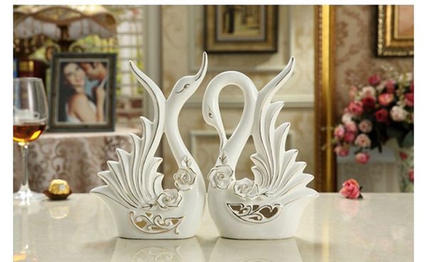 Cặp thiên nga sứ viền vàng trang trí