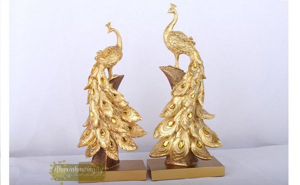 Tượng chim công đính đá