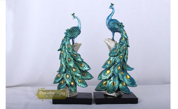 Tượng chim công đính đá