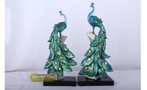 Tượng chim công đính đá