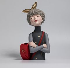 Tượng cô gái đeo nơ đeo túi sách