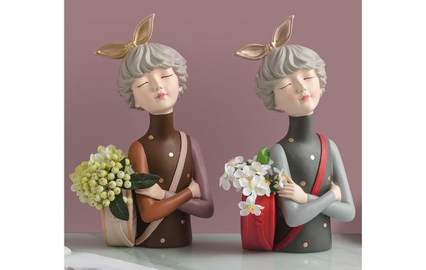 Tượng cô gái đeo nơ đeo túi sách