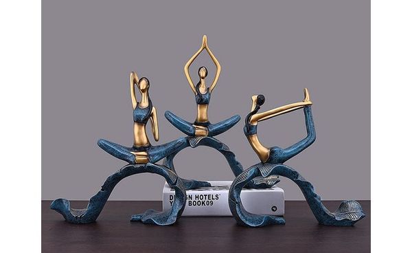 Tượng cô gái tập yoga áo xanh trang trí
