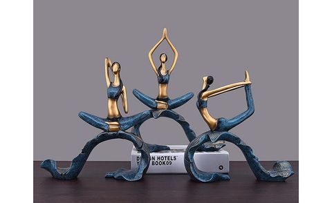 co-gai-tap-yoga-ao-xanh-trang-tri