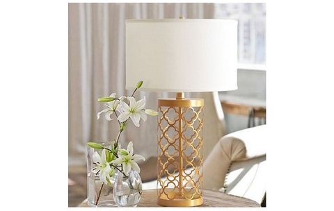 Đèn bàn đế kim loại hoa văn