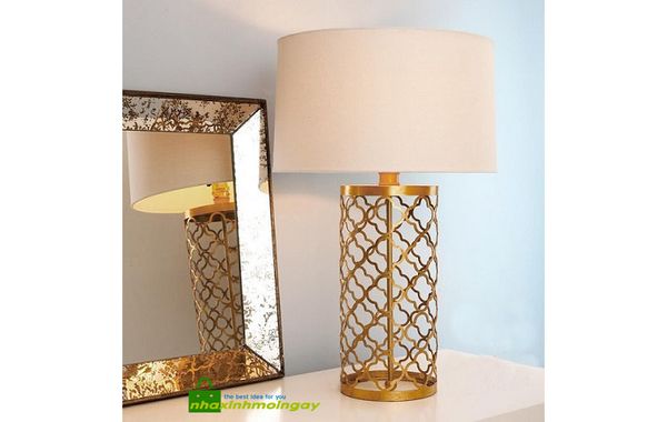 Đèn bàn đế kim loại hoa văn