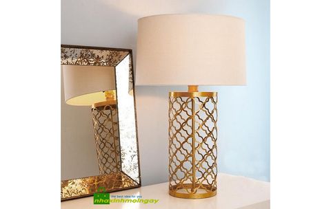 Đèn bàn đế kim loại hoa văn