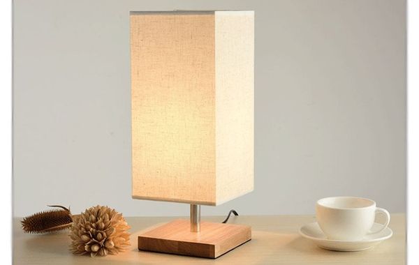 Đèn ngủ để bàn chân gỗ vàng