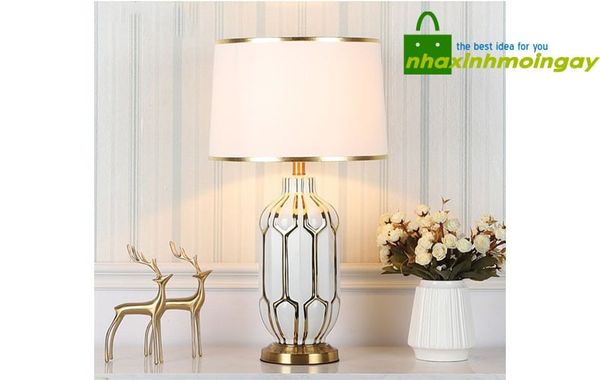 Đèn ngủ để bàn đầu giường chân sứ viền vàng Châu Âu