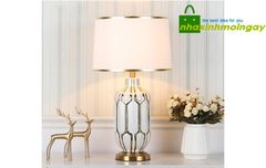 Đèn ngủ để bàn đầu giường chân sứ viền vàng Châu Âu