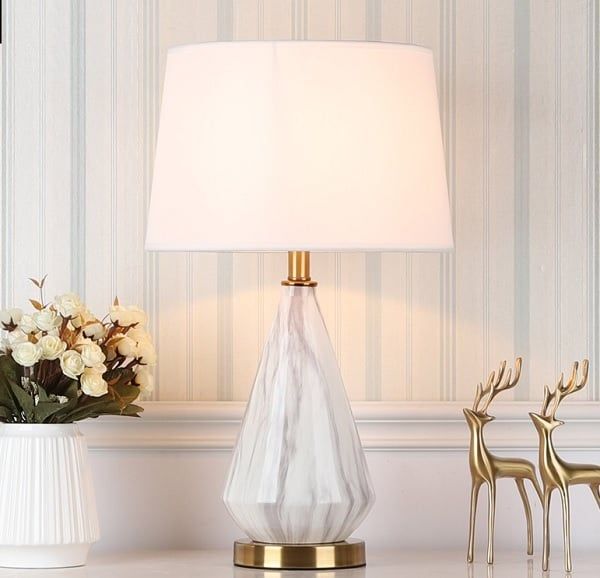 Đèn ngủ để bàn chân sứ giả đá