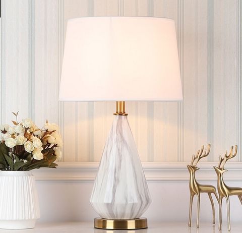 Đèn ngủ để bàn chân sứ giả đá