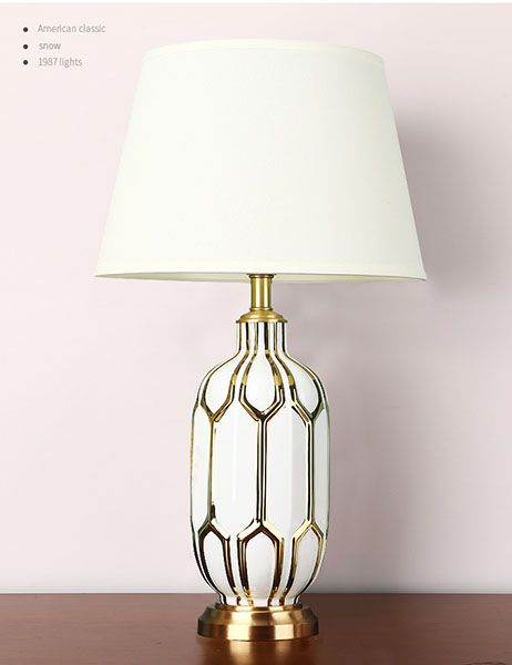 Đèn ngủ để bàn đầu giường chân sứ viền vàng Châu Âu