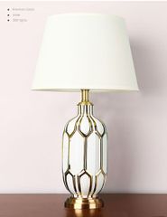 Đèn ngủ để bàn đầu giường chân sứ viền vàng Châu Âu