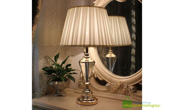 Đèn bàn chân thủy tinh xếp ly