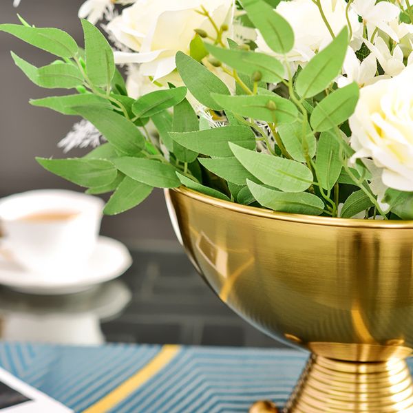 Đĩa kim loại vàng đựng trái cây