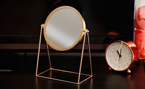 guong-trang-diem-de-ban-kim-loai