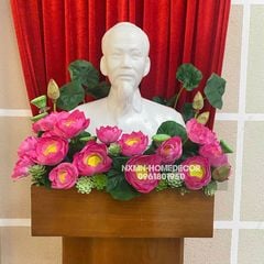 Hoa sen trang trí bục tượng Bác Hồ