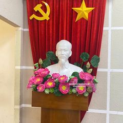 Hoa sen trang trí bục tượng Bác Hồ