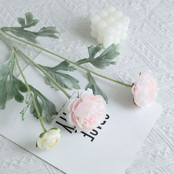 Cành hoa hồng ri Ba Tư giả trang trí