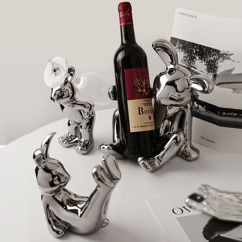 kệ để rượu vang thỏ bạc trang trí