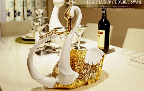 ke-dung-ruou-vang-doi-thien-nga-trang-tri