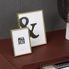 Khung hình để bàn viền vàng hiện đại