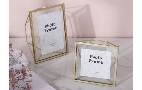 Khung-hinh-de-ban-vien-kim-loai-vang