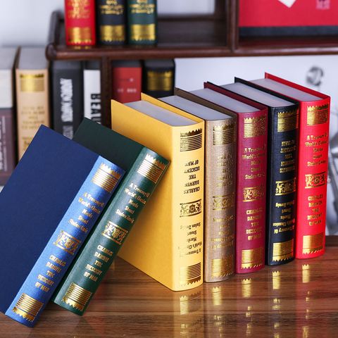 Sách giả trang trí phong cách cổ điển