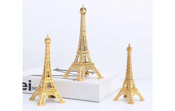 Tháp Eiffel mạ vàng trang trí