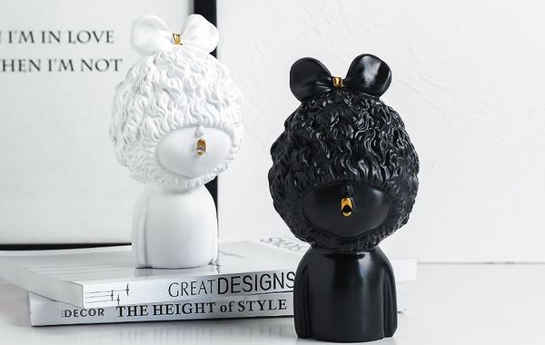 Tượng cô bé Loli chu môi phong cách Bắc Âu