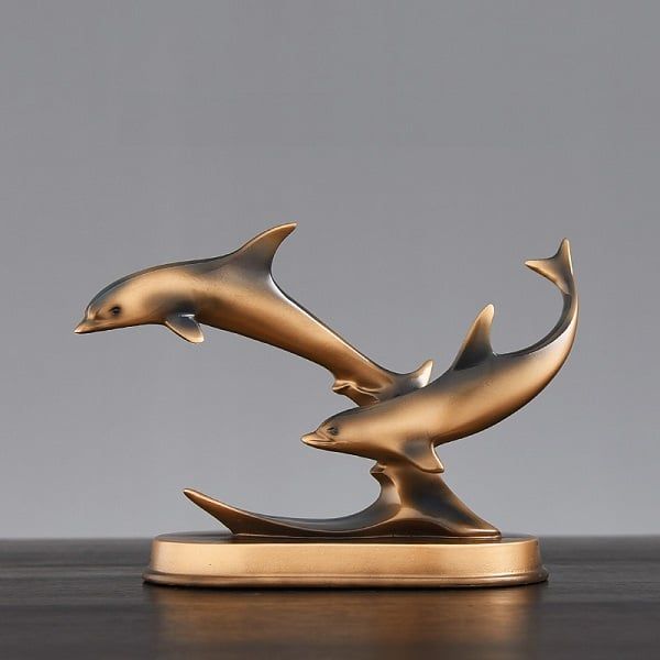 Tượng cá heo lướt sóng vàng trang trí