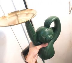 Tượng chú khỉ bê mâm trang trí