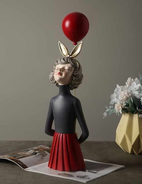 Tượng cô gái Bắc Âu đeo nơ cầm bóng bay