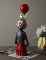 Tượng cô gái Bắc Âu đeo nơ cầm bóng bay