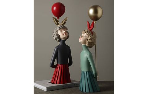 tuong-co-gai-bac-au-cam-bong-bay