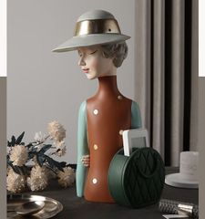 Tượng cô gái Bắc Âu đội nón